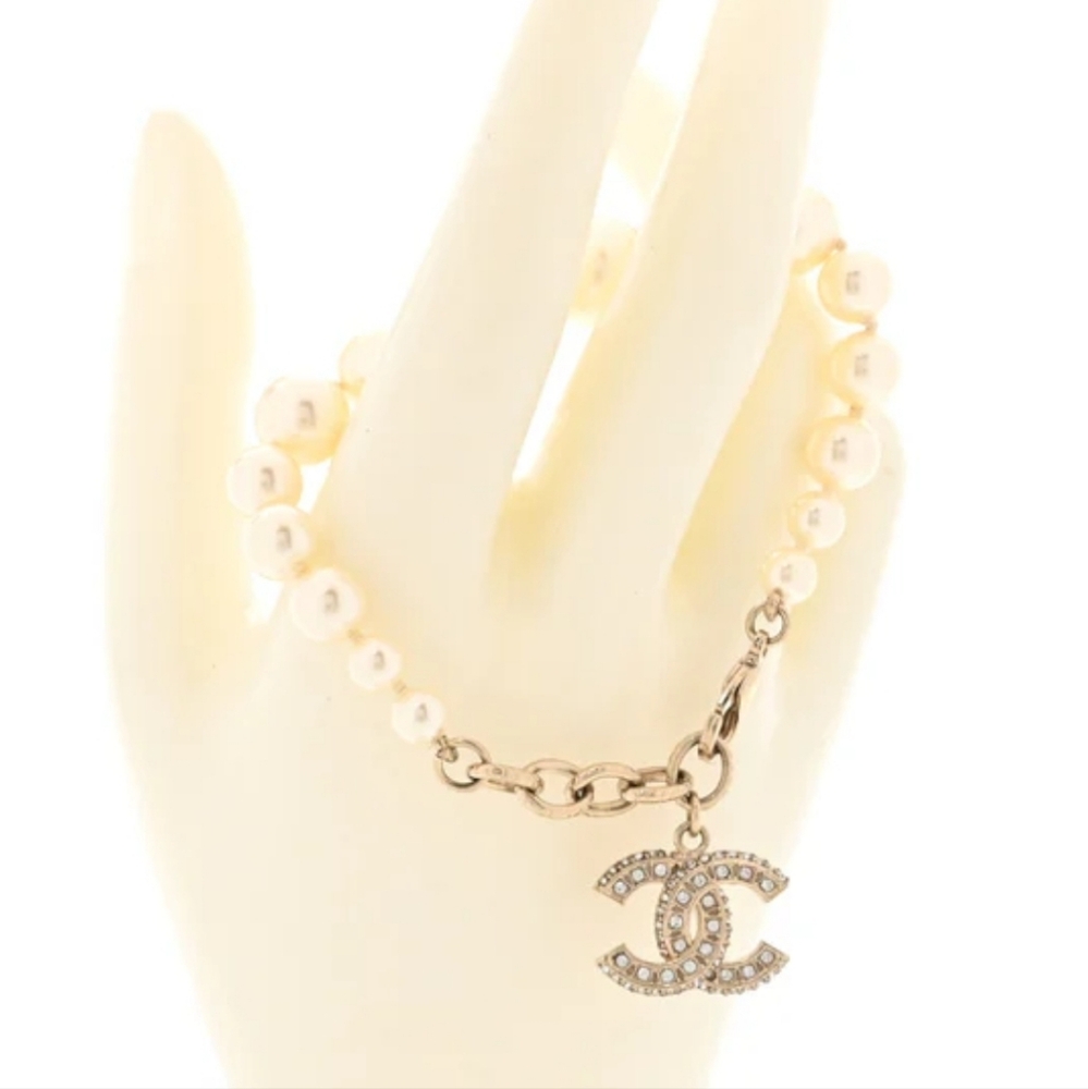 New!!! Authentic Chanel Cream Faux Pearl & Crystal CC Charm Gold HW Bracelet B20 - Picture 13 of 17